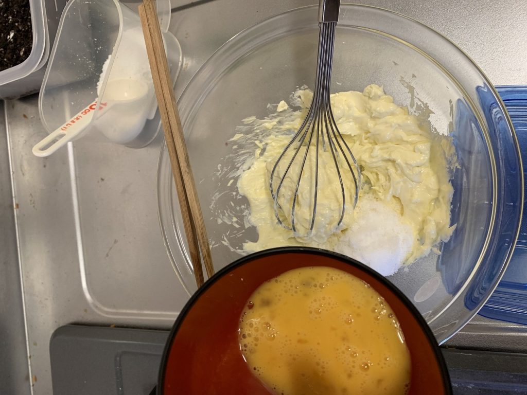 クリームチーズ、砂糖、溶き卵を混ぜる